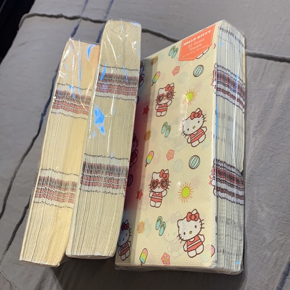 ☀️🏝️ Hello Kitty 3 Packs with 32 napkins each - Picture 3 of 6
